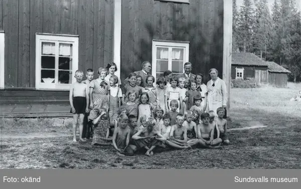 Sommargårdens barnkoloni i Stavreviken. Föreståndarinna med barn och två män.