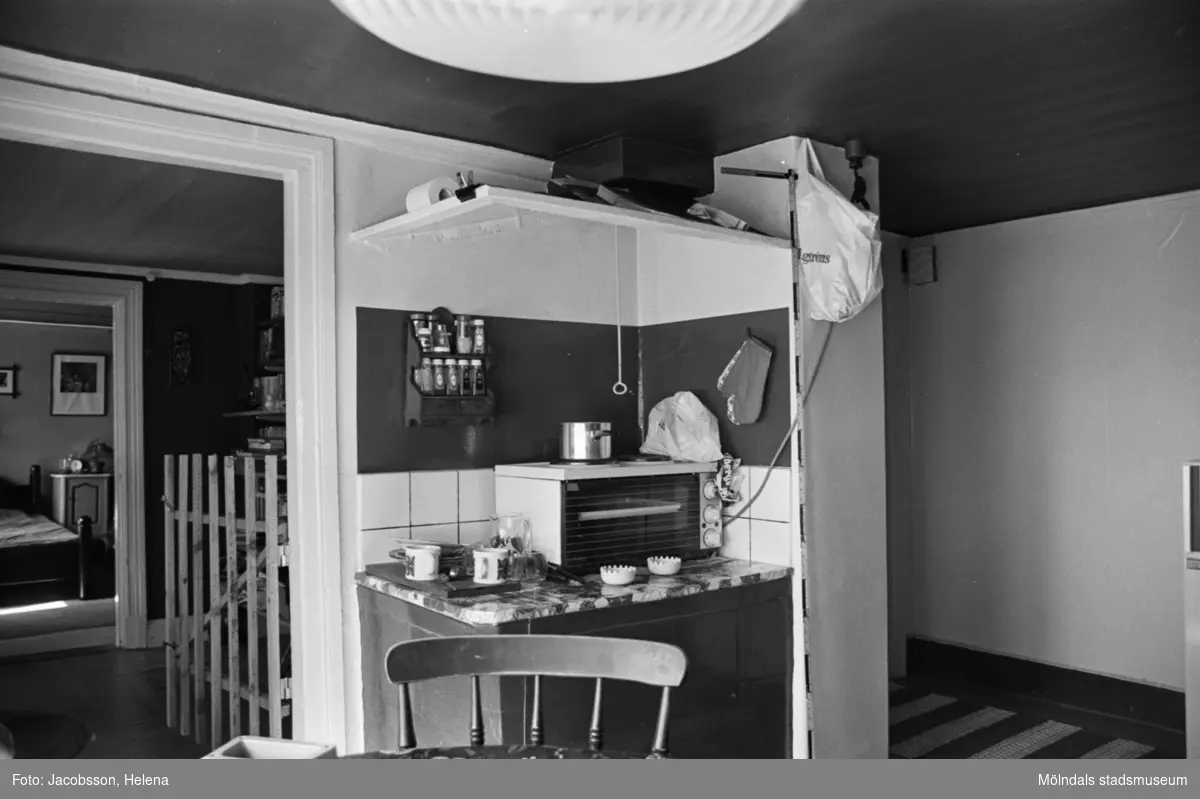 Bostadshus Roten M 10, okänt årtal. Interiörbild av ett kök.