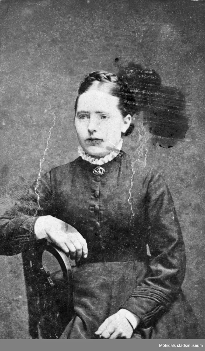 Johanna Johansson (1852 - 1891) var Valdeborg Johanssons mor och storasyster till Josefina Eriksson. Porträttfoto taget i Göteborg i slutet av 1800-talet. Johanna dog i barnsäng när Valdeborg föddes. Ur Josefina Erikssons fotoalbum.