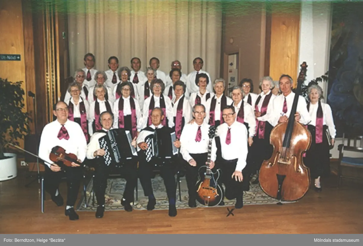 PROs (Pensionärernas riksorganisation) orkester och kör på Lackarebäckshemmet 1989. Helge "Bezäta" Berndtzon knästående till vänster om basisten.