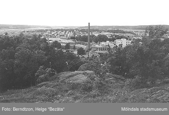 Utsikt över Mölndal från resterna av syratornets vattenreservoir, cirka 1984.