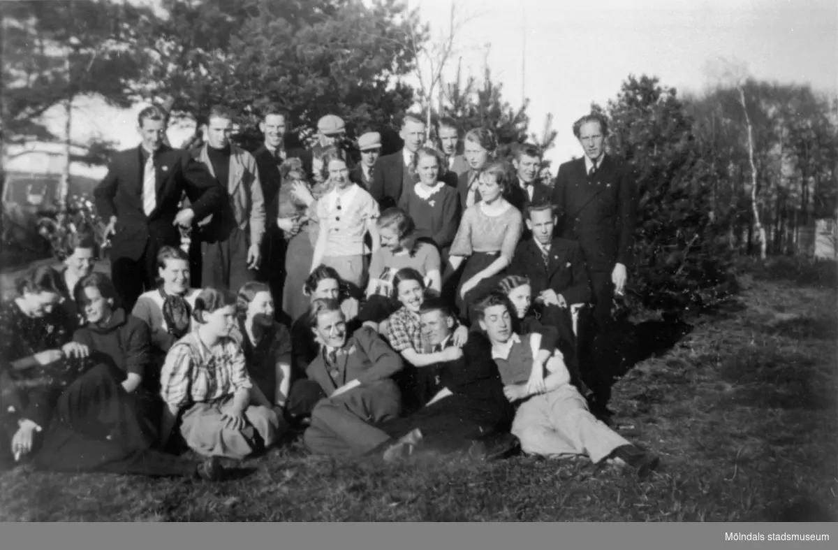 SSU-föreningens ungdomsklubb i Mölndal är på utflykt i Krokslätt, 1930-tal.