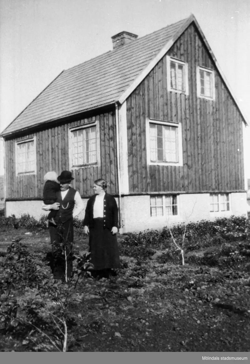 Familjen Hammarin (far med barn på armen samt mor) framför sitt hus på Solhemsgatan 4, 1920. Typograf Oskar Hammarin (1882-1955) och 
hustrun Beda Hammarin (1879-1960) bodde i huset (byggt 1918) till sin död.
