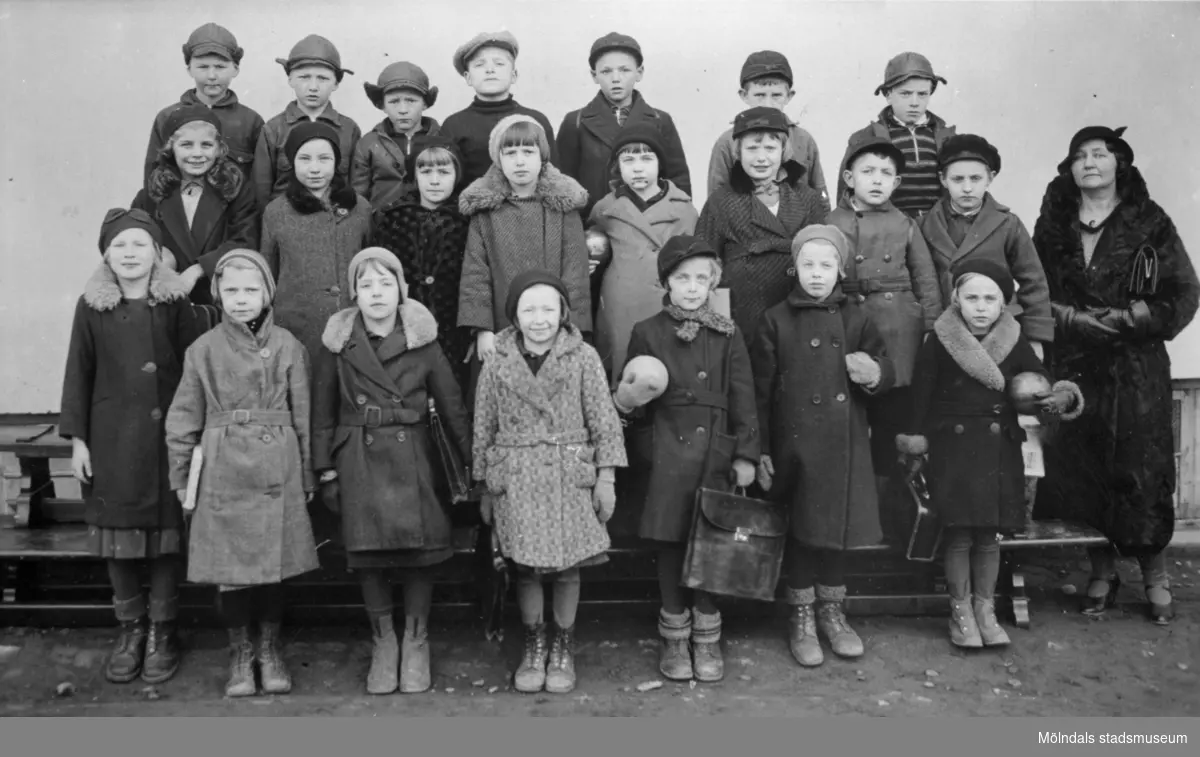 Skolklassfoto med Knut Andersson och "sagofröken" Rosa Hagström, 1932-1933. Knut står på översta raden, sjätte person från vänster.