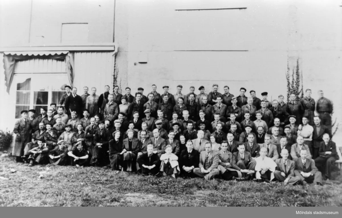 Personalen på A.B. Pumpindustri uppställda för foto utanför fabriken, 1960-talet.