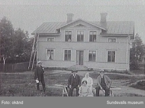 Fr. v. Skollärare Wilhelm Boija och Wågberg,samt Anna Elisabet Boija och hennes man smeden Anders Boija.Sittande på marken GretaBoija.