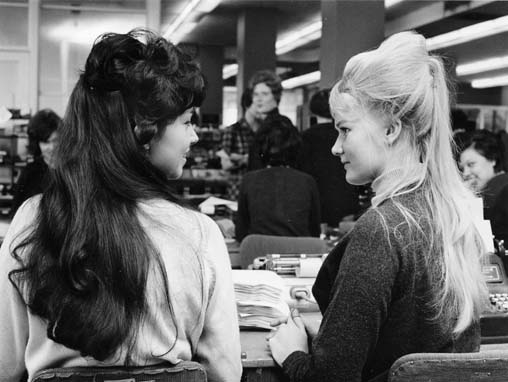 Postgirots bokföringsavdelning, Christina Stenberg och Marianne Pettersson, 1965. 