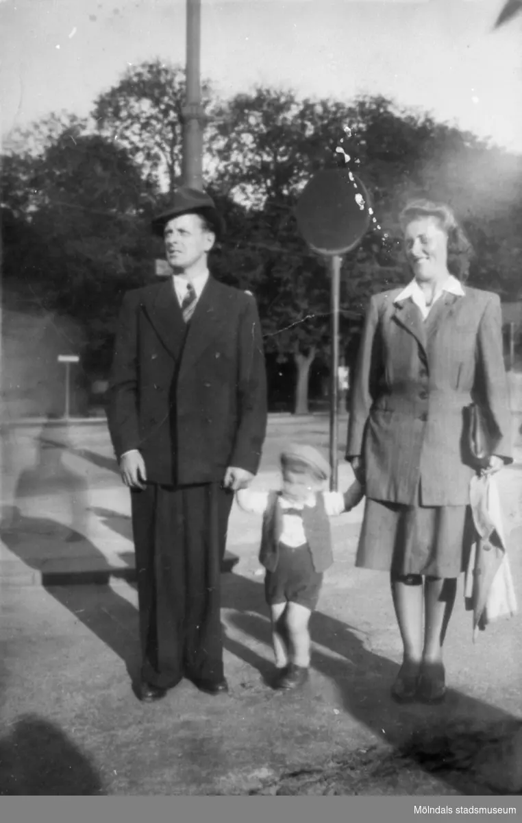 Familjen Garthman är ute och går i Broslätt. Pappa Helmer, sonen Leif-Åke samt mamma Astrid. Mitten av 1940-talet.
