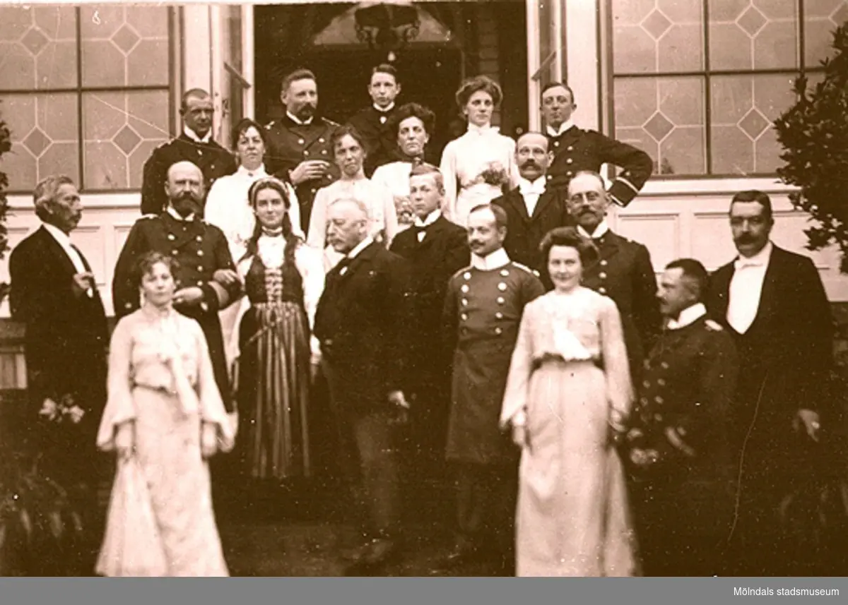 "Middag för tyska sjöofficerare". Den äldre mannen längst fram i mitten torde vara F.W. Denninghoff. Längst till höger står hans svärson friherre Carl Sparre. År 1902.
Troligtvis vid Villa Denninghoff, Slottsviken.
