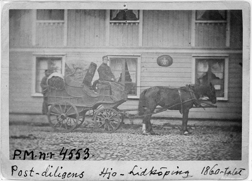 Postdiligens på linjen Lidköping - Hjo, 1860-talet.  Postiljon Magnusson på kuskbocken framför postkontoret i Hjo.