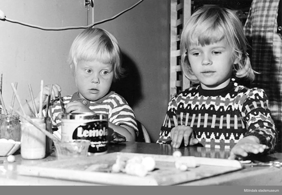 Två barn sitter vid ett bord och pysslar. Holtermanska daghemmet 1953.