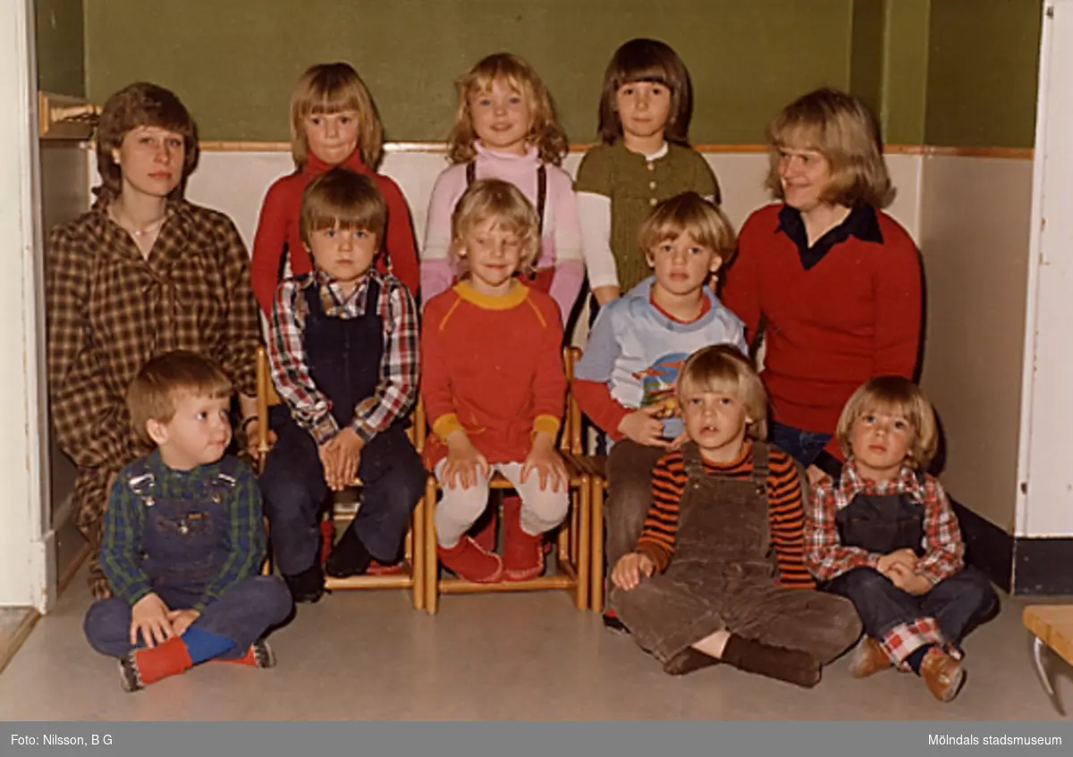 Två fröknar och en grupp barn. Holtermanska daghemmet juni 1973.