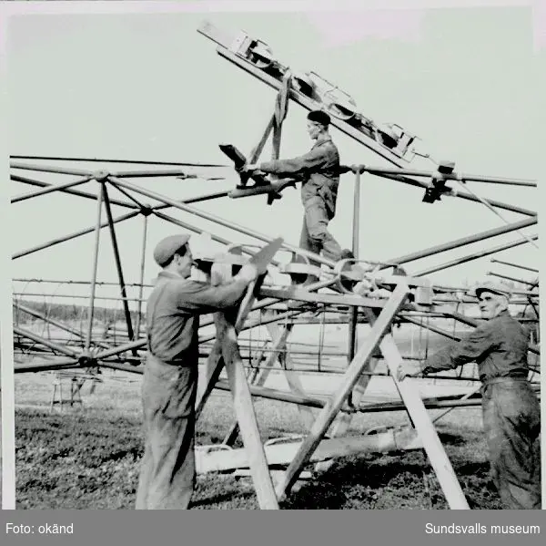 Resning av provisorisk fackverksmast vid rundradiostationen i Ljustadalen, 1948.