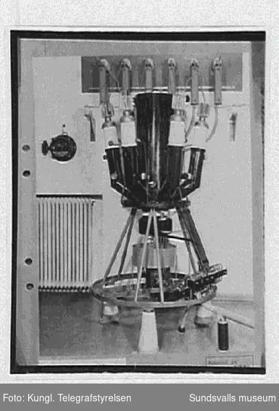 Interiör från radiosändaren, högspänningslikriktare, rundradiostationen i Ljustadalen, 1949.Negativet skarpare.