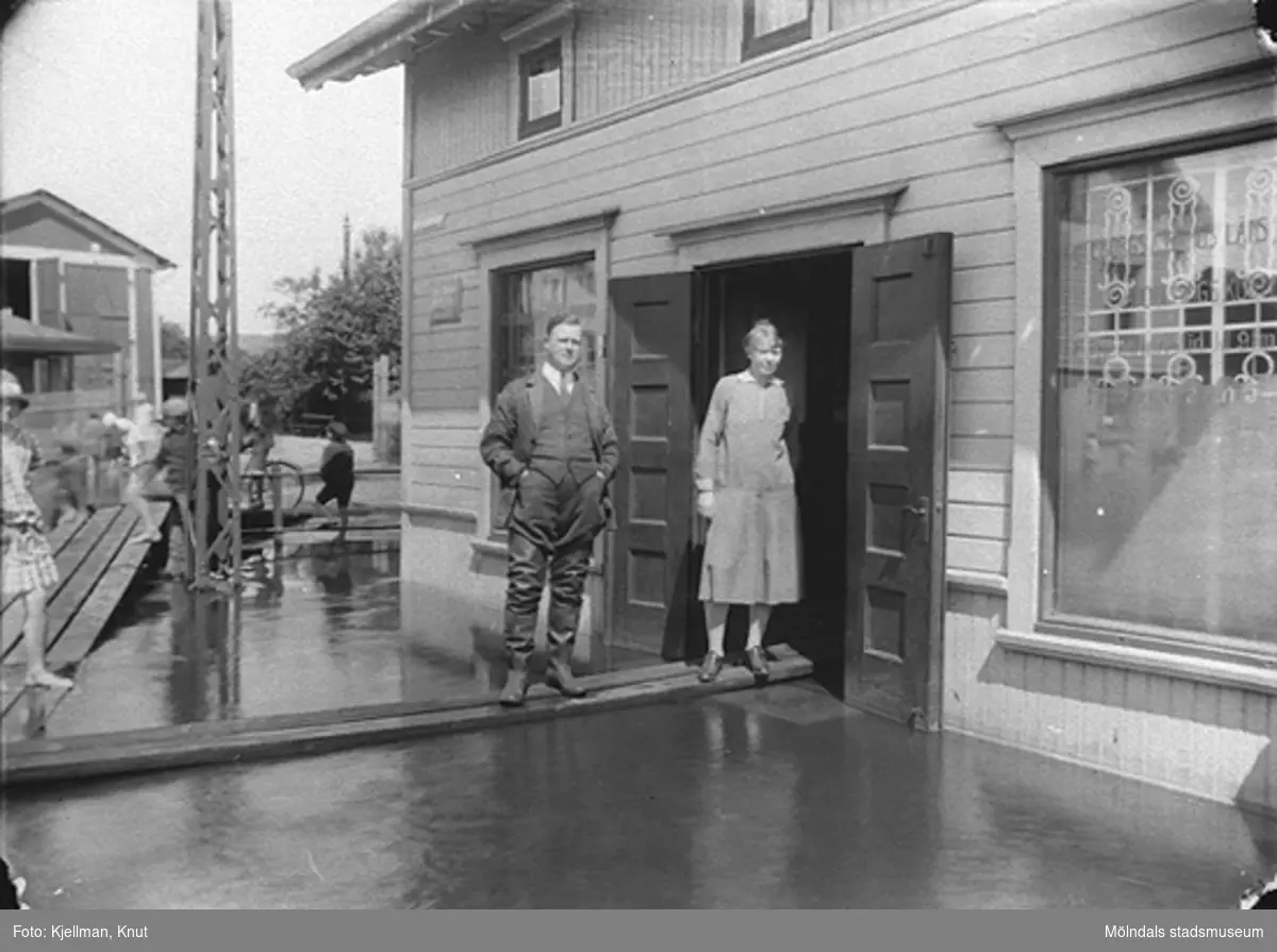 Banken vid Mölndalsbro har drabbats av översvämning. Kamrer Wendt och kassörskan har lagt ut landgångar. Kungsbackavägen 1, 1930-tal.