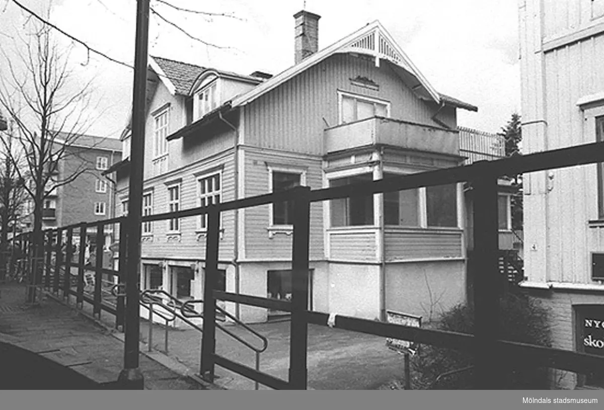 Huset "Westanå" på Frölundagatan 6 eller Mölndalsbro 52. Tidigare låg Karlssons mjölkcentral här, senare och fram till rivningen låg "Allehanda" glas- och presentaffär (i bottenvåningen). Huset har genom åren ägts av bl.a familjen Kristoffersson x 2 (möbelaffären vid Kvarnbygatan). Dessförinnan fanns i första våningen doktor Harald Sandströms mottagning. Han var även skolläkare i Centralskolan/Kvarnbyskolan och förflyttade sig under en tid med en engelsk bil, Jowett Javelin. Märket är sedan 1950-talet saligen insomnat. 
Se även 1992_0459.