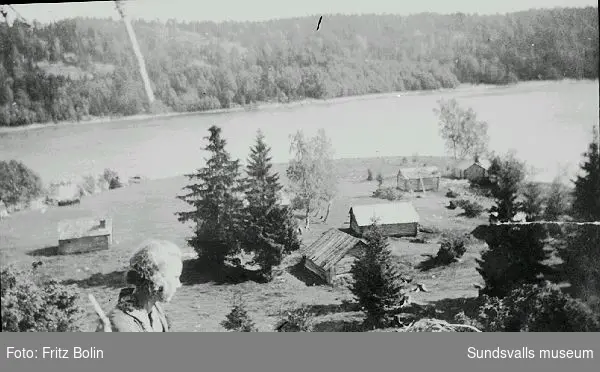 Fjärdbotten 1925. Norafjärden,  Ångermanälvens dalgång, vy.                                  Greta Bolin framför fäbodvallen i Fjärdbotten.