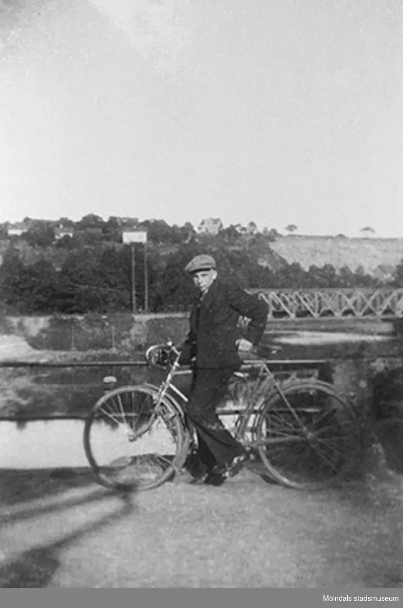 Man ser Vitalis Örtlund med Grevedämmets järnvägsbro i bakgrunden.Vitalis föddes 1916 och bilden togs i början av 1930-talet.