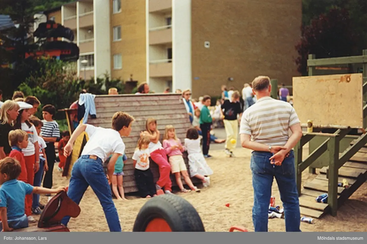 En av bostadsrättsföreningen Tegens gårdsfester 1989. Man hade bland annat korvservering, poängpromenad, spel, tävlingar, sång- och musikunderhållning m.m. Mannen till höger är Bror Börjesson.