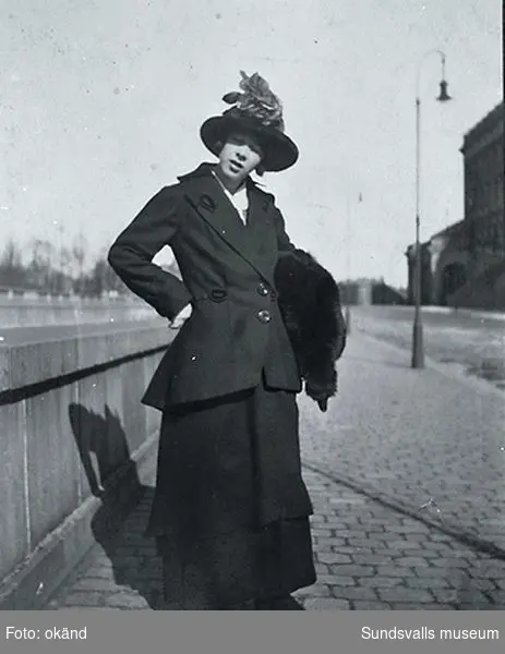 Sigrid Hjertén på promenad i Stockholm, omkring 1915.