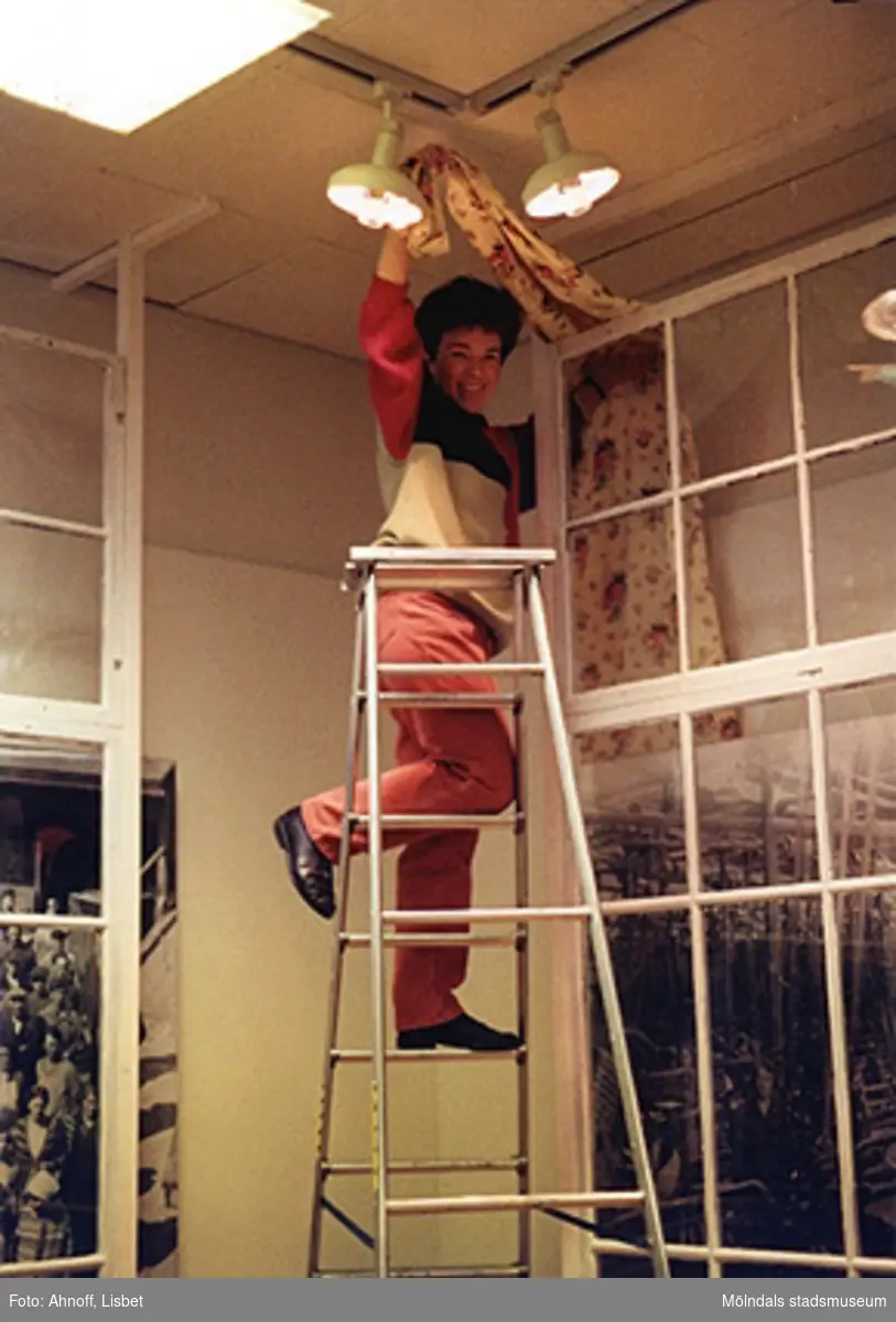 Ulla Hasselqvist sätter upp gardiner inför utställningen "Textilier", 1993.
