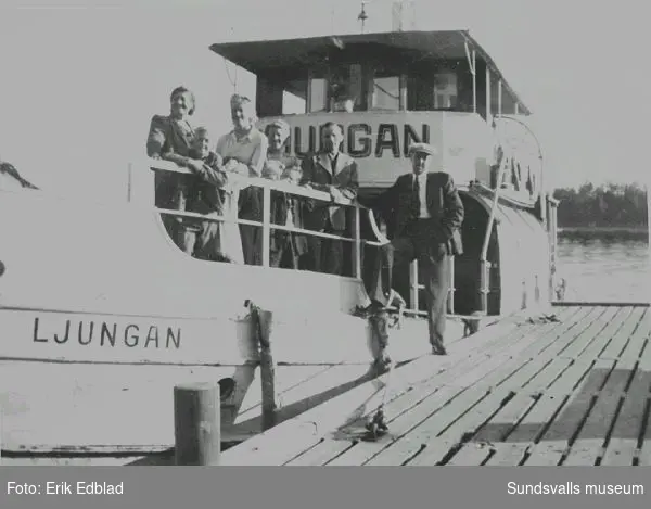 Fr.v. Sigrid och Tord Ödlund, okänd, Siri Edblad, okänd och Hilding Ödlund på passagerarfartyget Ljungan vid brygga, 1946. Sigrid Ödlund var moster till Siri Edblad.
