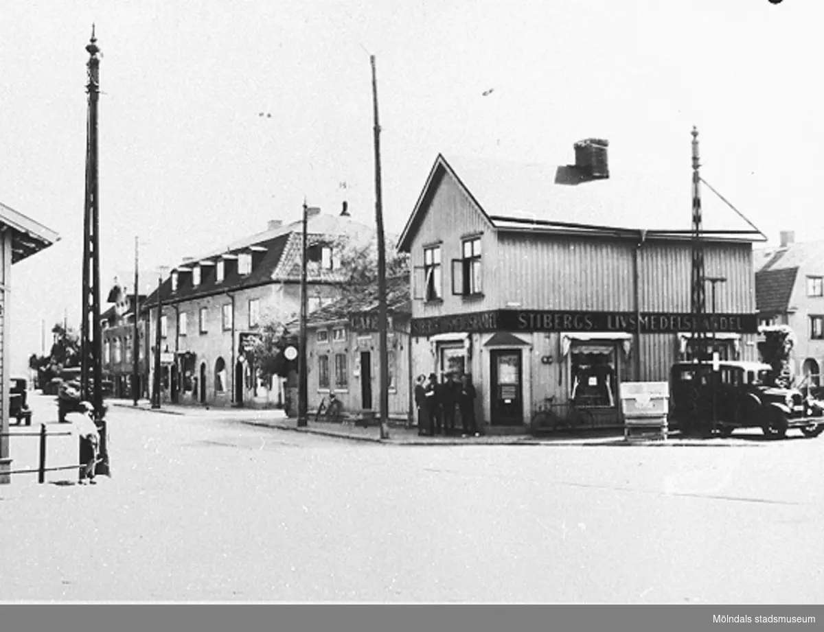 Livsmedelsbutiken låg mellan Kungsbackavägen 2-6 och Frölundagatan. Till höger ses Larssons Taxi. Okänt årtal.