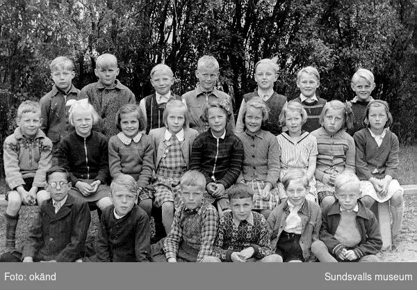 Folkskoleklass i Högoms skola, slutet av 1940-talet. Man höll då till i gamla apoteket Lejonets lokaler vid Montörsbron.