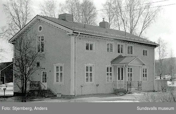 Stg3049M, Kubikenborgs industriområde inkl. herrgårdsmiljön.Bild 5: Ribbpanel samt vassmatta frilagda under putsen. Bild 21:  Kakelugn från 1920-talet.