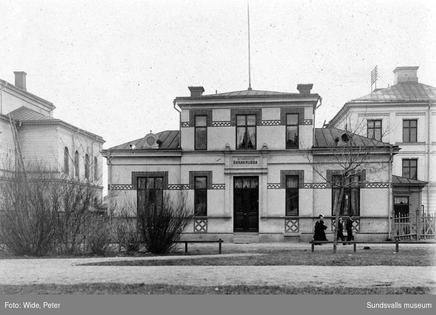 Barnkrubban i Sundsvall. Senare kallad Lillgården. Sundsvalls första barndaghem. Huset uppfört 1894.