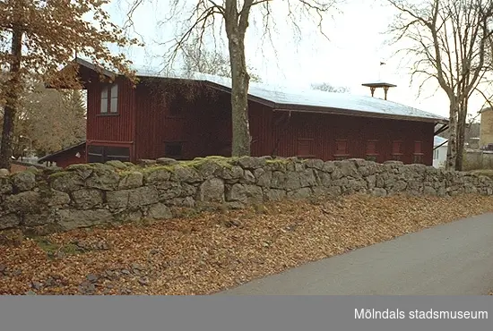 Ekgårdsvägen 6 i Kållered. Magasinsbyggnad tillhörande Streteredshemmet, bakom den gamla stenmuren från Mellgrens tid.