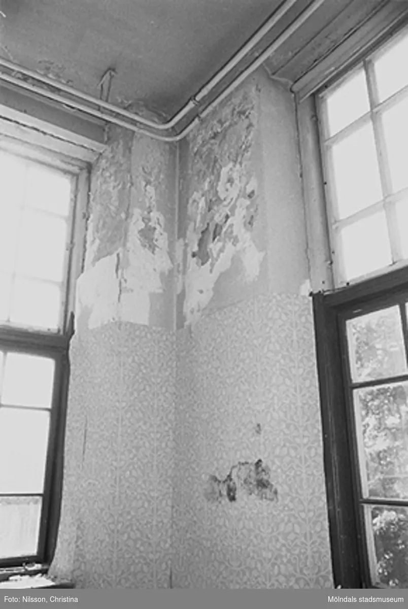 Byggnadsdetaljer: Skadad vägg, vattenledning och fönster i August Werners fabriker i Lindome, hösten 1994.
