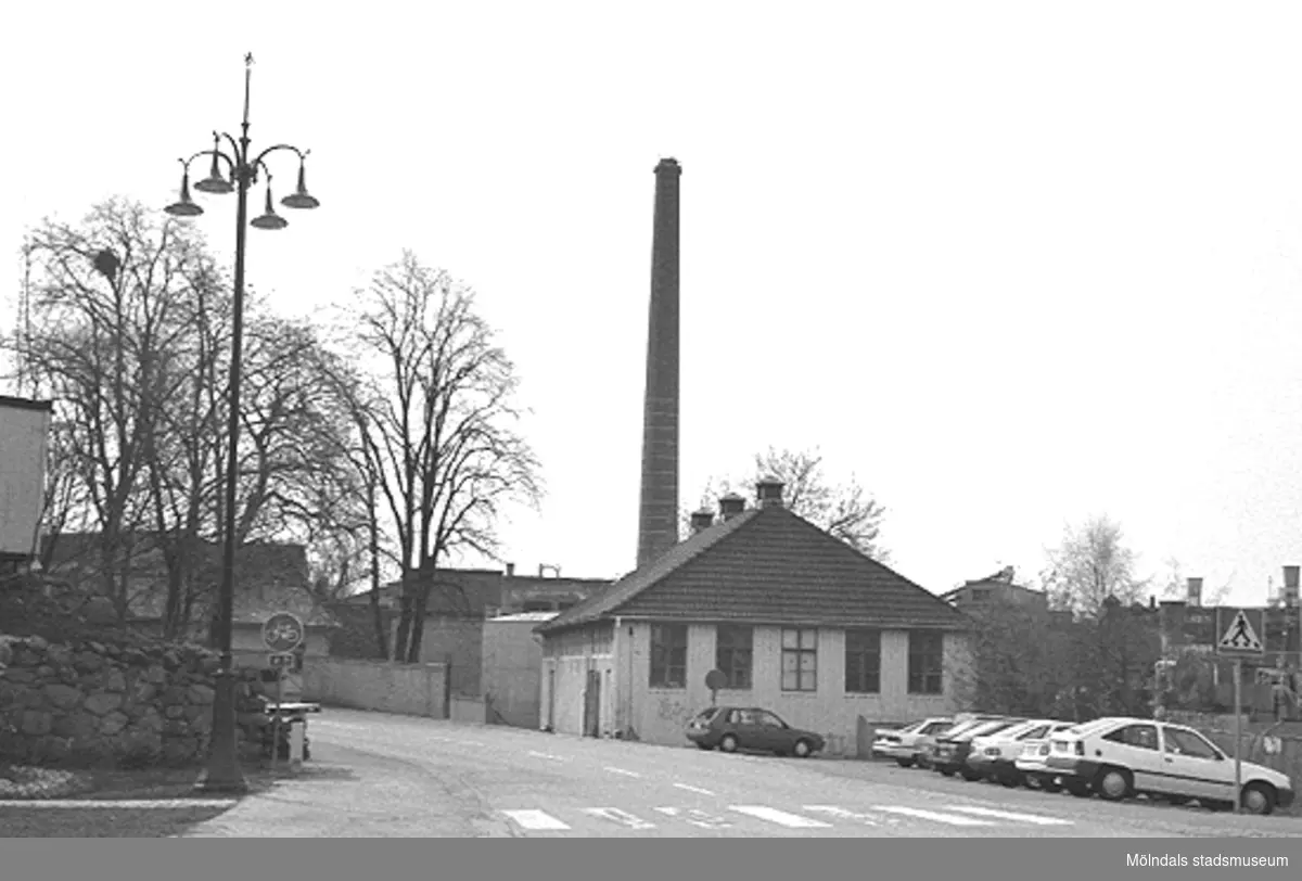 Kvarnbydagen 25 april 1993. Papyrus gymnastiksal (Byggnad 217) på Norra Forsåkersgatan 2 B. Papyrusskorstenen ses i bakgrunden. Vy från nya lyktplatsen i Kvarnbyn, som invigdes samma dag.