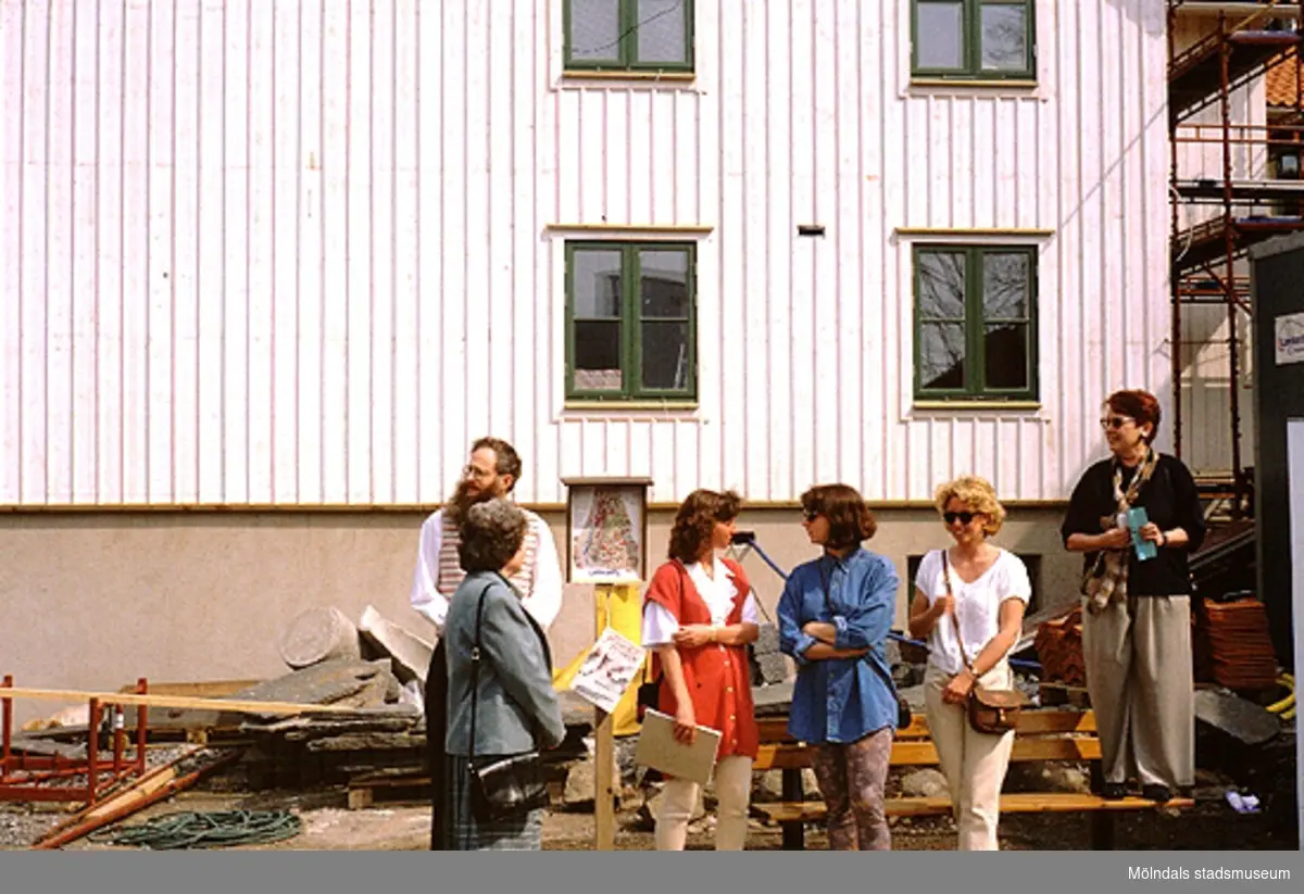 Folksamling vid Lyktplatsen i Kvarnbyn. Gatlyktan invigs på Kvarnbydagen 25/4 1993. Mannen till vänster är Lars Gahrn. Den vita byggnaden i bakgrunden är Korndal 2.