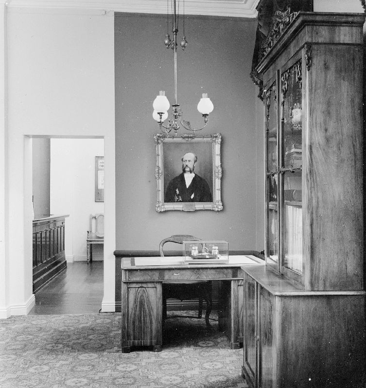 Generalpostdirektör Wilhelm Roos minnesrum på 2 trappor (med
fönster år gården). I fonden 1910-års postkontor.