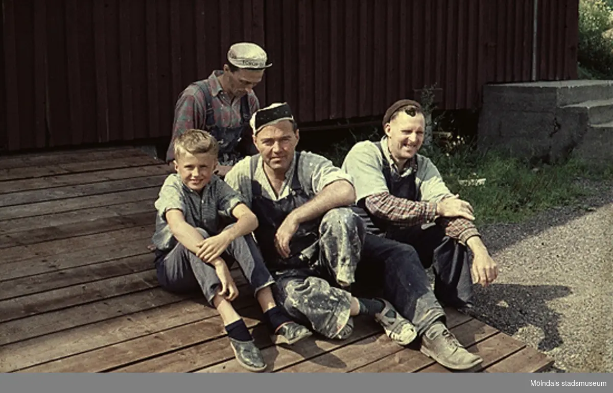 Från vänster: Jan Andersson (Lindåsvägen), fadern Kurt Andersson (Lindåsvägen), Tage Johansson (Rågdalns) och Gustav Claesson
, Lamellplast, våren/sommaren 1960.