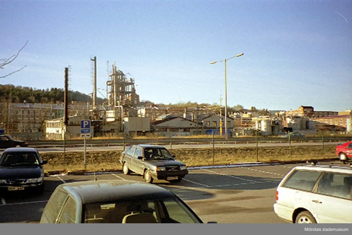Byggnadsdokumentation av Akzo Nobel på Ågatan 44 i Lackarebäck, 2000-02-15. Fasader mot öster. Krokslätts fabriker skymtar i bakgrunden.