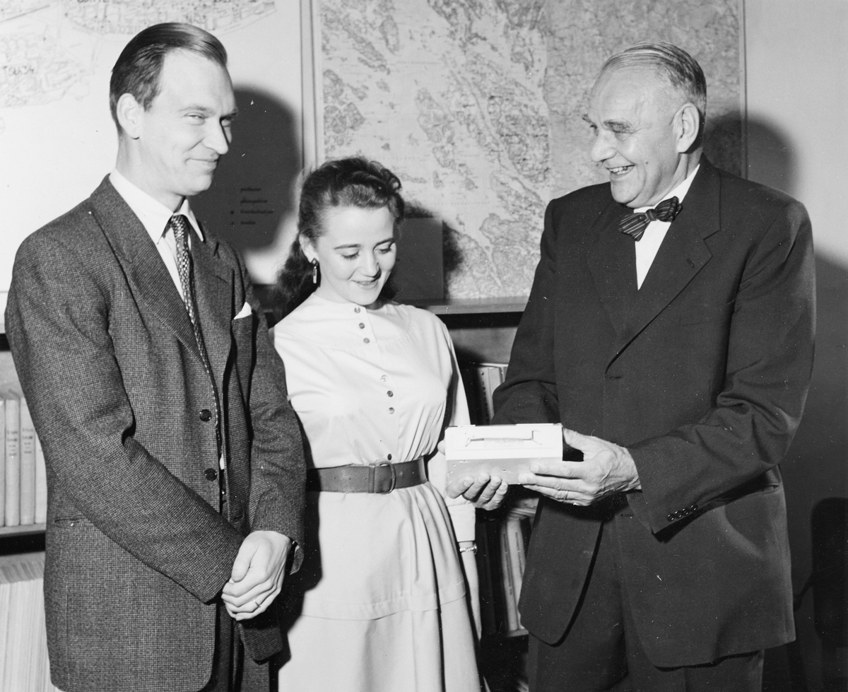 Postmästare John Walentin Lundberg, pk Sthlm 12, uppvaktas
med gåvor inför pensioneringen. Foto 10.9.1956.