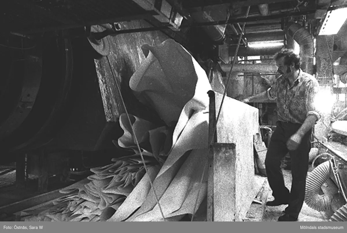 Aarno Aspbäck i arbete, 1980-tal.
Bilden ingår i serie från produktion och interiör på pappersindustrin Papyrus.