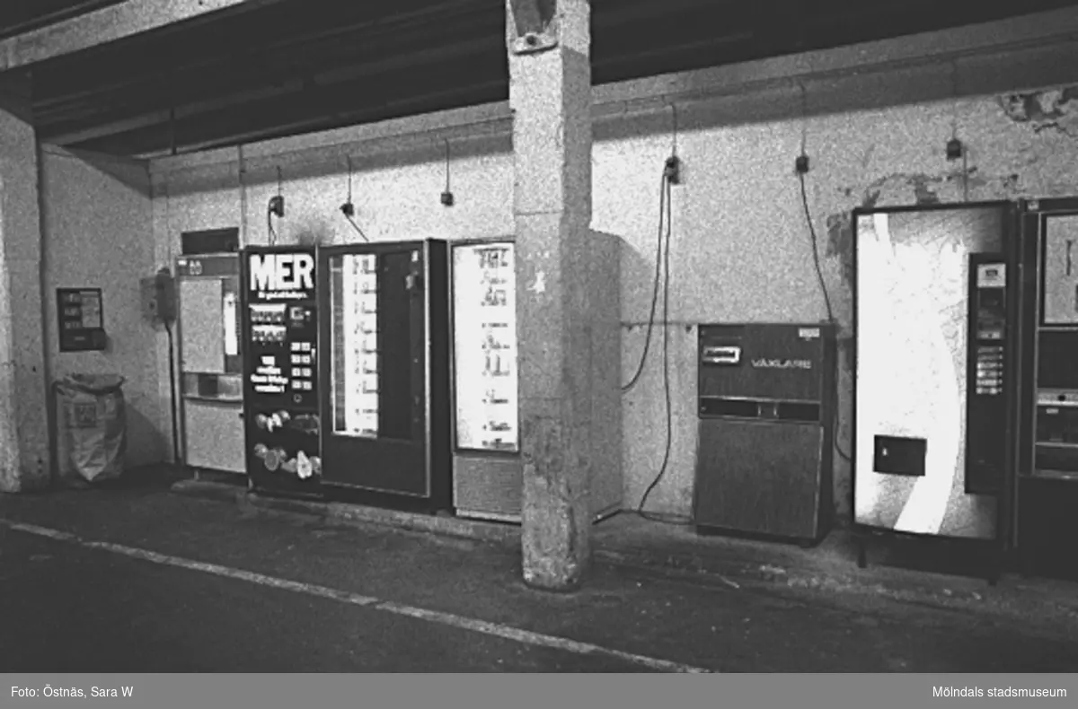 Några dryckesautomater på pappersfabriken, 1980-tal.
Bilden ingår i serie från produktion och interiör på pappersindustrin Papyrus.