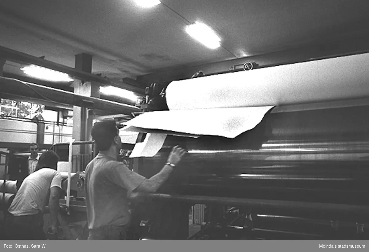 Två män vid pappersmaskiner, 1980-tal.
Bilden ingår i serie från produktion och interiör på pappersindustrin Papyrus.