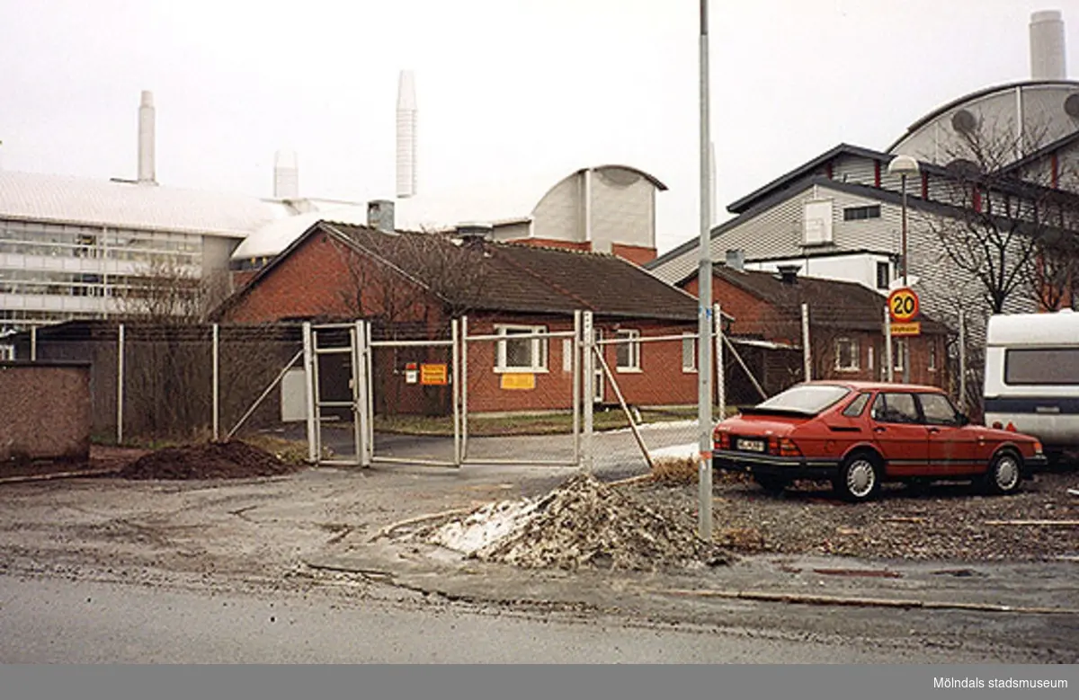 Byggnader och grindar i Åbro industriområde på Kråketorpsgatan/Pepparedsleden 1, Tingshuset 4, Östra Balltorp 1997.