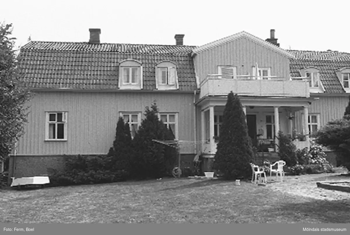 Bostadshus. Lunnagården i Balltorp 1992-06-30.
Det finns en torkvinda och trädårdsmöbler i trädgården.
