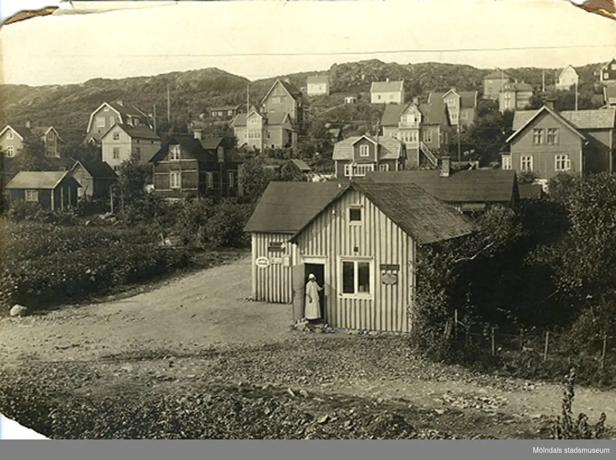 Affärsbyggnad med bostadshus bakom på Fässbergsgatan/Lyckogatan i nuvarande Toltorpsdalen, kring sekelskiftet 1900. Affärsbyggnaden är nu riven. 
Husen i området var enkelt byggda, av en sorts "lådor" som var lätta att sätta ihop.