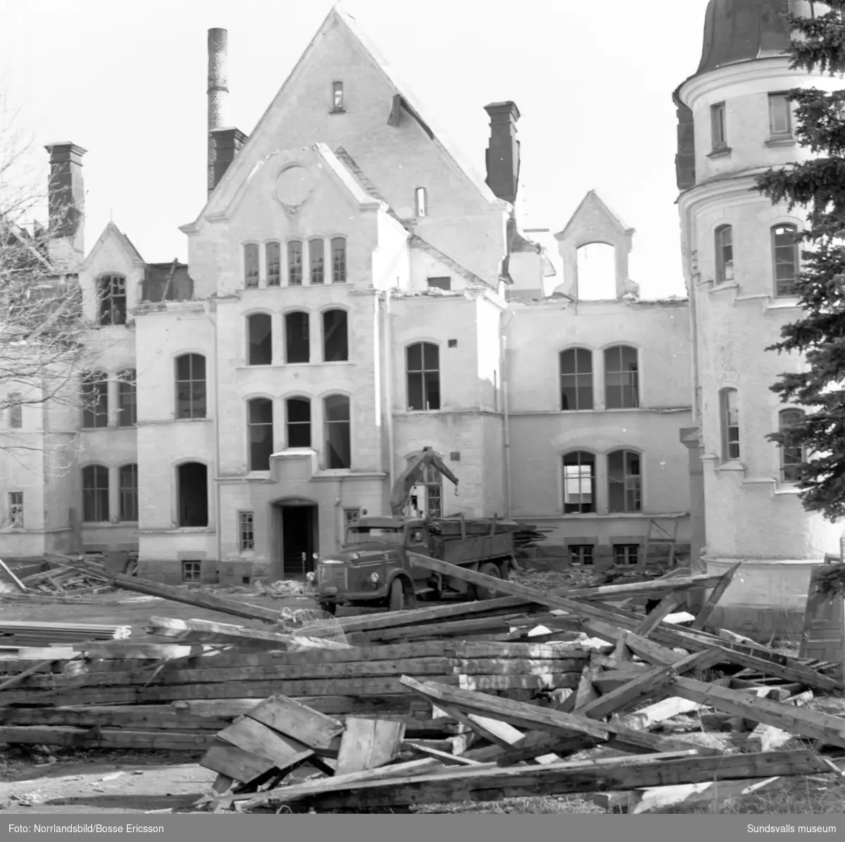 Sprängning av Birstahemmet i Skön, även kallat "Fattigpalatset". Ålderdomshem och fattiggård, senare ersatt av Solhaga. Huset uppfört 1891, rivet 1964. Arkitekt Emil Befwe.
