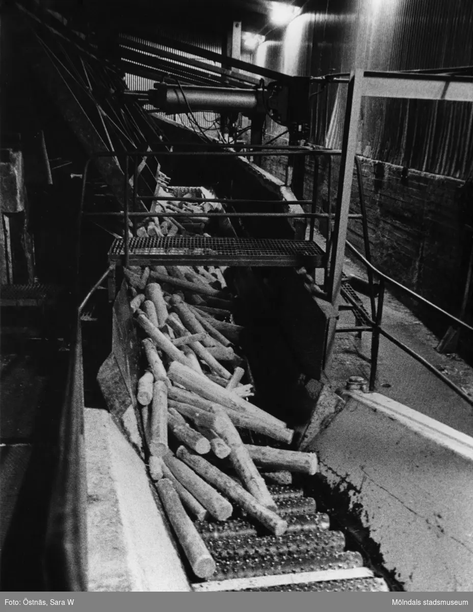 Massaved på väg mot sliperiet på pappersbruket Papyrus i Mölndal, år 1990.