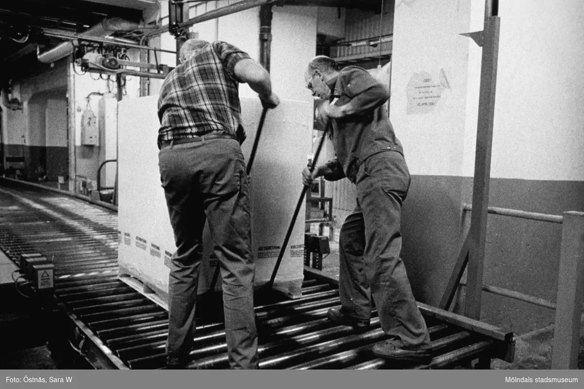 Gotthard Olsson och Tage Carlsson i arbete på pappersbruket Papyrus i Mölndal, år 1990.