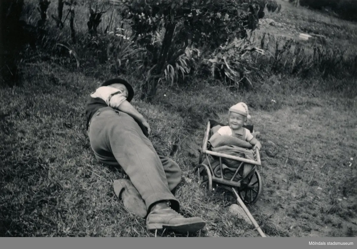 Casper Winsnes och Ulf Winsnes (farfar och sonson) i gröngräset, år 1949.