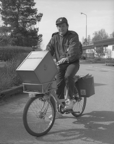 Postiljon Åke Borgenfalk på sin cykel. Uniform modell 1992. Åke
tillhör postkontoret i Knivsta.