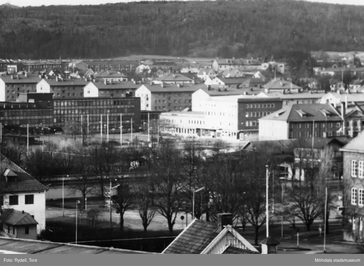 Vy mot Stadshuset och Folkets Hus från ett av taken på pappersbruket Papyrus industriområde i Forsåker, Mölndal, på 1960-talet. I bakgrunden ses bebyggelse i Bosgården.